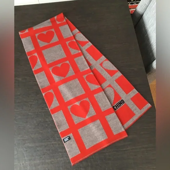 NWOT MOSCHINO Heart print wool scarf.  Mint condition! - Picture 2 of 8